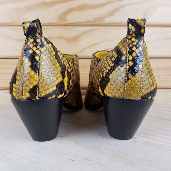 Vince Camuto 6.5 US Jetera Leather Ankle Western Booties Mustard Snakeskin NEW - Picture 3 of 12